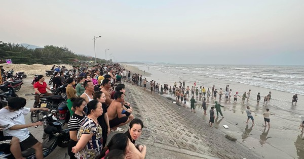 Nhiều người dân hiếu kỳ đến bờ biển Cảnh Dương, theo dõi tìm kiếm 2 nạn nhân đuối nước