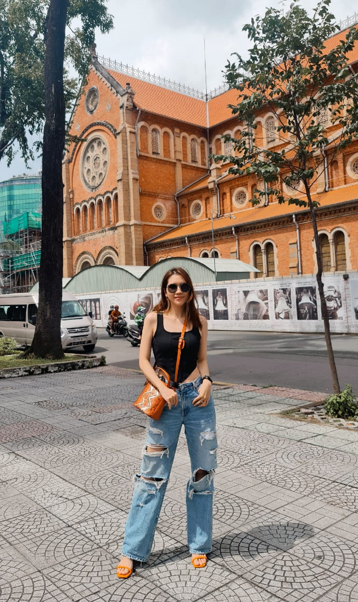 Tuy nhiên, cũng có lúc cô chọn những set đồ trẻ trung, cá tính để thay đổi.