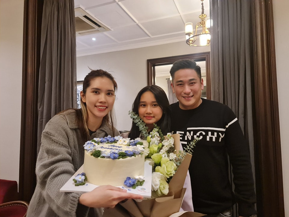 Gia đình Minh Tiệp - Thùy Dương luôn thể hiện tình cảm ấm áp, hạnh phúc bên nhau trong những dịp đặc biệt.