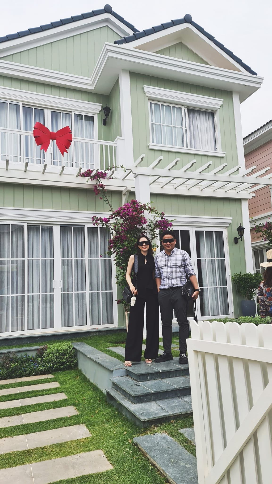 Nhờ thuận vợ thuận chồng mà cuộc sống, sự nghiệp của cặp đôi ngày càng đi lên. Cả hai mới mua thêm ngôi nhà ở vùng ngoại ô.