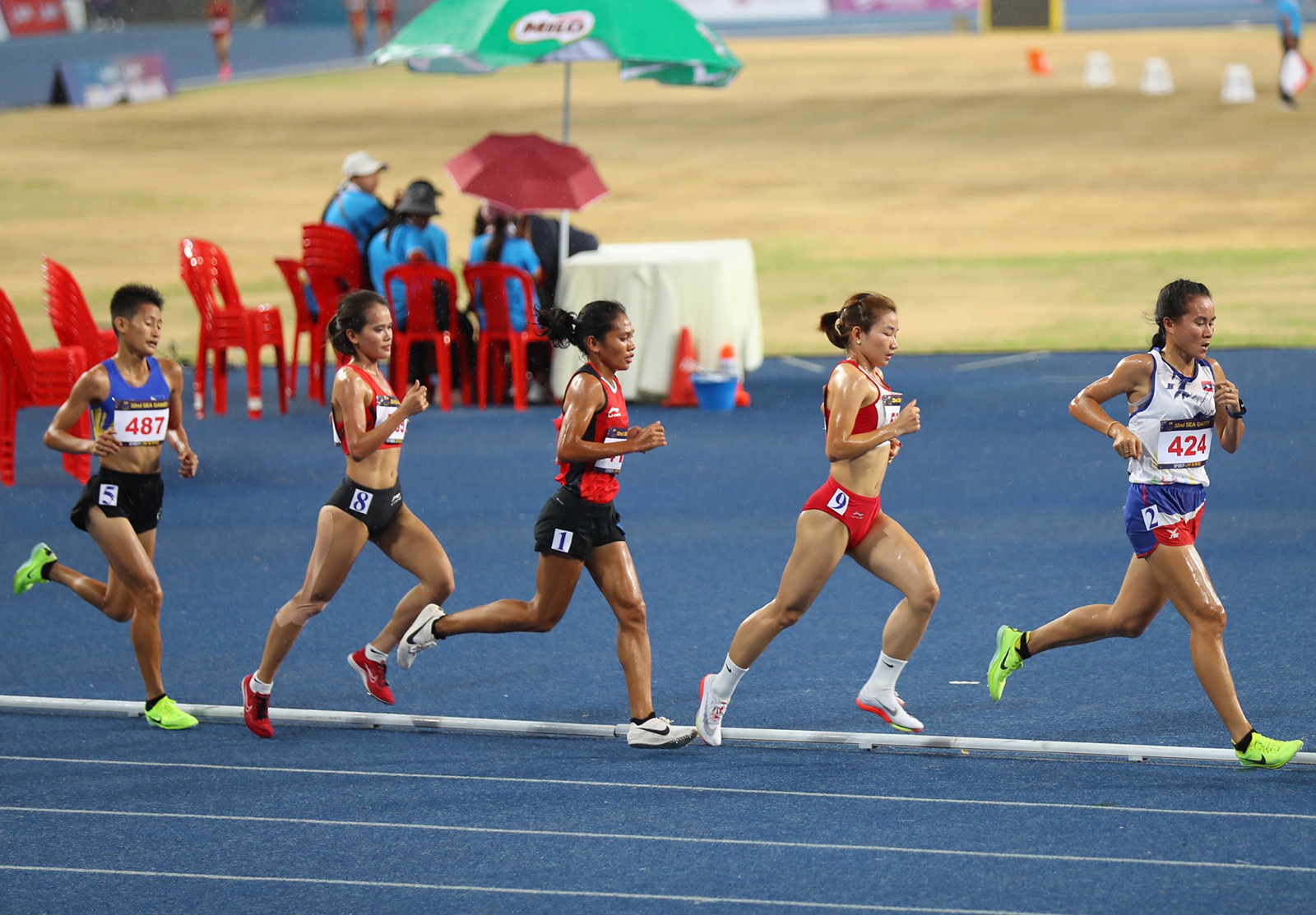 Chiều 8/5, các nội dung chung kết môn điền kinh diễn ra trên SVĐ Morodok. Nguyễn Thị Oanh trở thành tâm điểm khi tranh tài ở nội dung 5.000m.