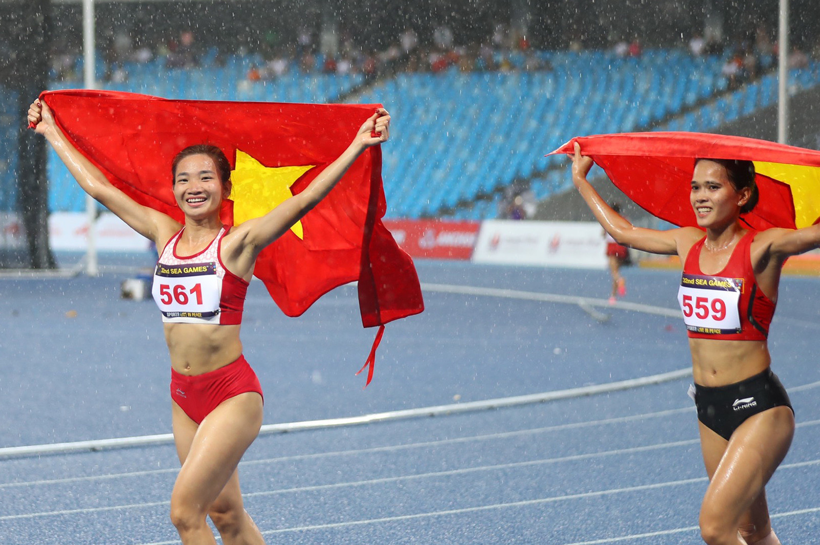 Chiến thắng kép của điền kinh Việt Nam lần thứ 2 liên tiếp tại đấu trường SEA Games. Ở SEA Games 31, trên sân Mỹ Đình cách đây một năm, Oanh cũng về nhất và Lệ về thứ 2.