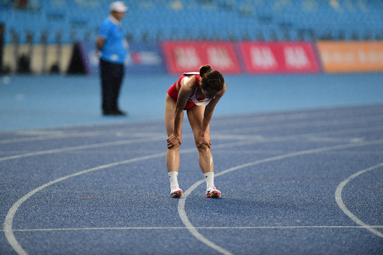 Nguyễn Thị Oanh có chút thấm mệt khi về đích.