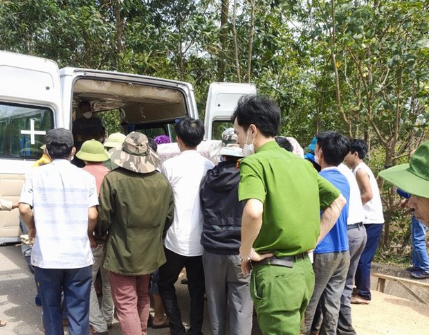 Người thân, lực lượng chức năng… tiến hành bàn giao, đưa thi thể nạn nhân về quê lo hậu sự.
