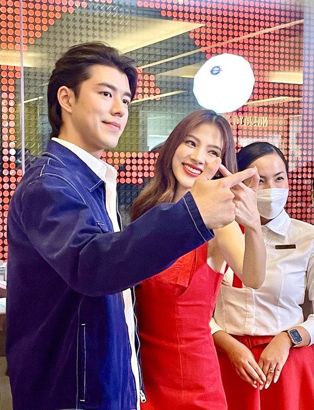 Cả hai tình tứ khi đứng cạnh nhau