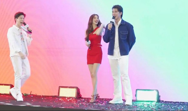 Cặp đôi đứng trên sân khấu thoải mái trò chuyện cùng MC trong tiếng hò reo của rất đông người hâm mộ phía dưới