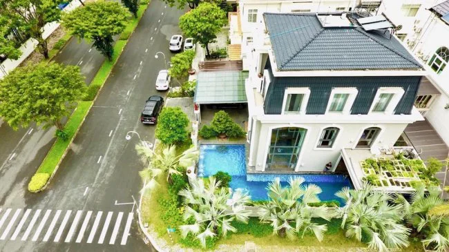 Bên trong có cả hồ bơi, sân vườn và không gian cực rộng để vợ chồng nữ ca sĩ tụ họp bạn bè.