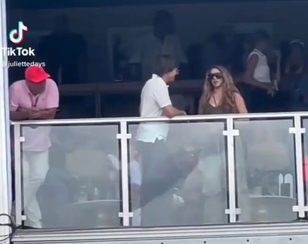 Cư dân mạng phát hiện hai ngôi sao trò chuyện vui vẻ tại khu vực VIP của Giải đua xe Công thức 1 ở Miami. Ảnh cắt từ video.