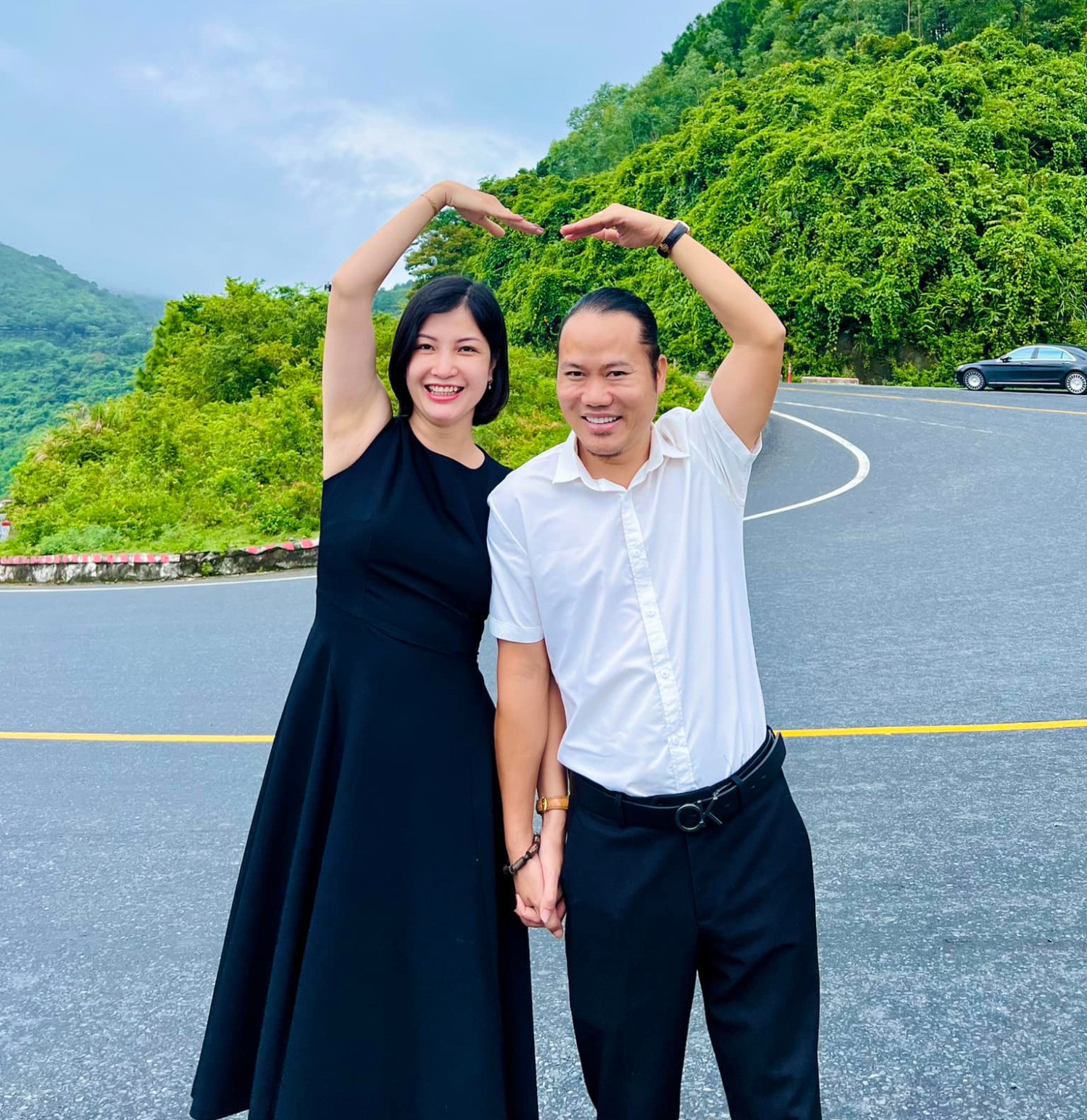 Không chỉ nổi tiếng, Vượng Râu khiến nhiều người ngưỡng bộ bởi cuộc sống êm ấm bên vợ trẻ và 5 con. Bà xã của nam diễn viên tên Thu Hiền, kém anh 5 tuổi. Mặc dù không làm việc trong lĩnh vực giải trí nhưng cô vẫn nhận được sự quan tâm của công chúng.