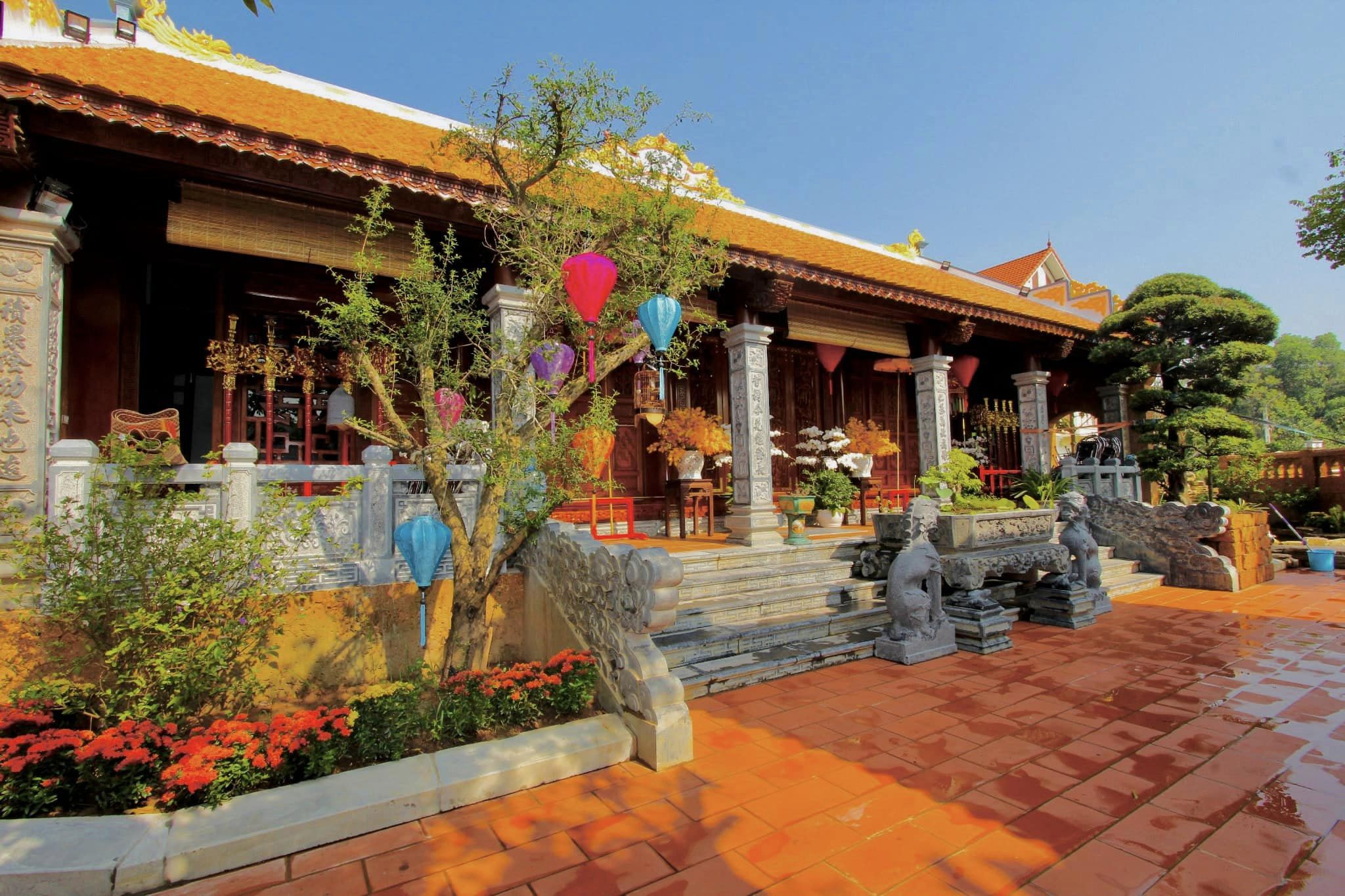 Bên trong căn nhà gỗ, có những chi tiết được dát vàng. 