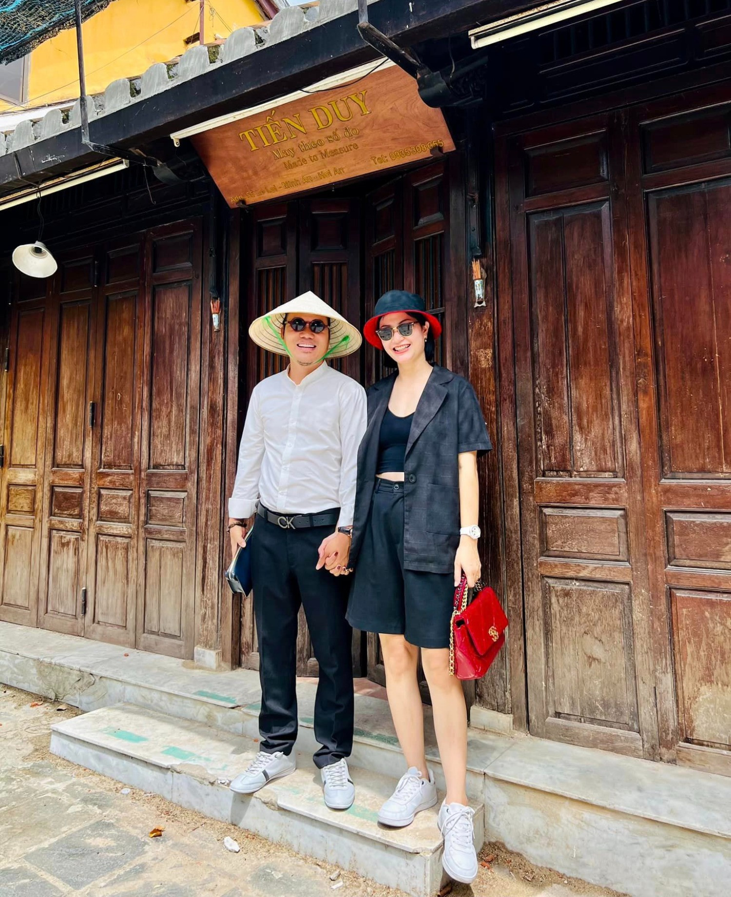 Kết hôn năm 2010, hai vợ chồng luôn giữ được hạnh phúc viên mãn. Vượng Râu chia sẻ, vợ là người thật thà, thẳng tính, anh hiếm khi để cô xuất hiện trước đám đông vì sợ tính cách này khiến bà xã gặp phiền toái.