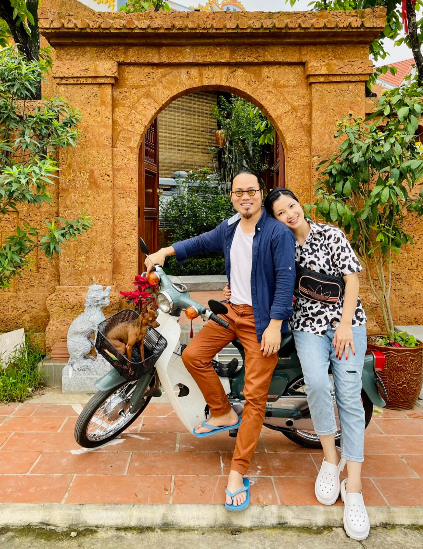 Nghệ sĩ Vượng Râu nổi tiếng trong sự nghiệp diễn xuất, đạo diễn nhiều phim hài được khán giả quan tâm. Không nhận mình giàu nhưng hiện tại anh có 3 