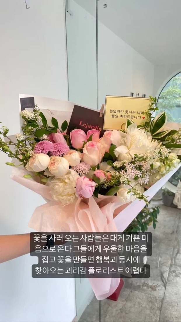 Kim Sae Ron đăng tải hình ảnh bó hoa, đồng thời thông báo rằng cô đang làm công việc bán hoa
