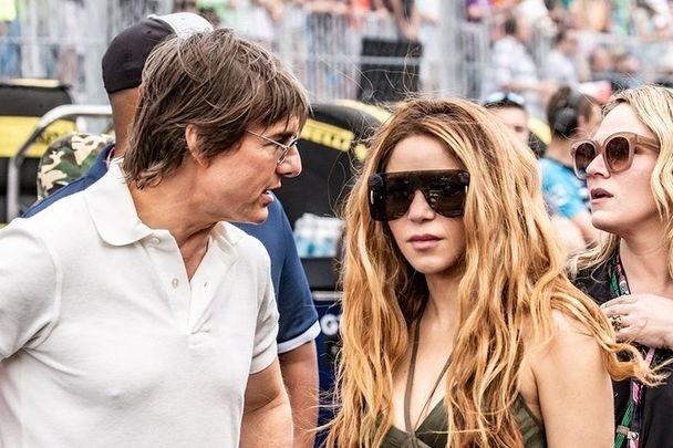 Tom Cruise đang theo đuổi Shakira.