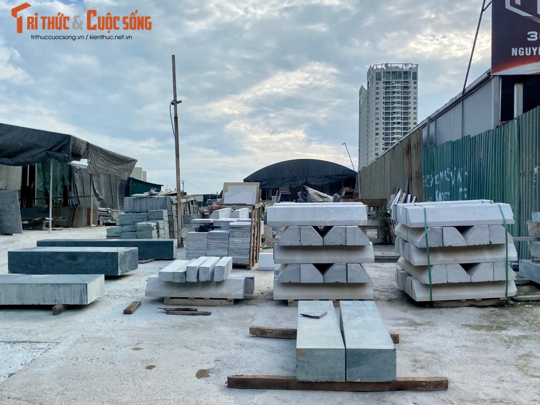 Thậm chí cả xưởng chế tác đá cũng chiếm vỉa hè, không chỉ cản trở giao thông mà còn gây ô nhiễm không khí do bụi đá, đất cát trong quá trình chế tác.