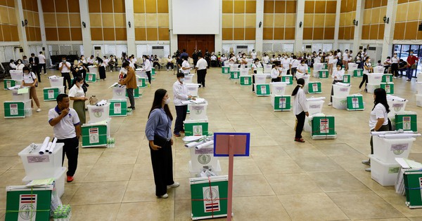 Chuẩn bị cho cuộc tổng tuyển cử tại một điểm bỏ phiếu ở thủ đô Bangkok - Thái Lan ngày 13-5 Ảnh: REUTERS