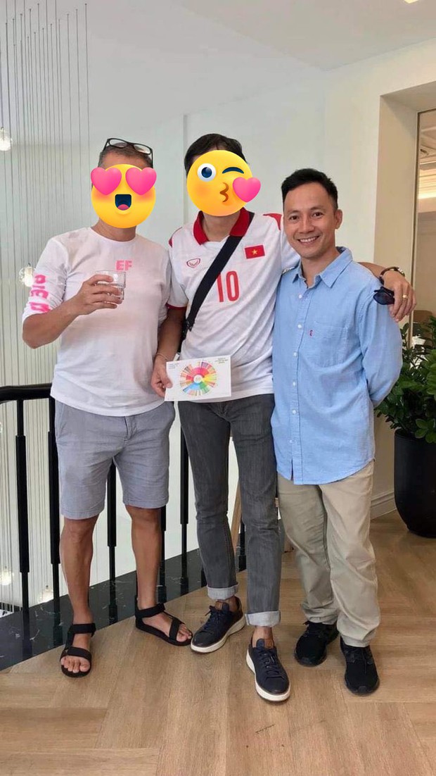 Anh chàng cũng chọn cho mình những bộ trang phục trẻ trung