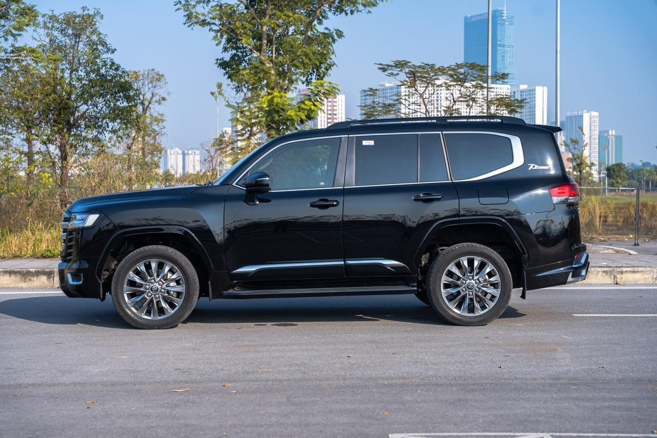 Toyota Land Cruiser LC300 thiết kế bề ngoài hầm hố.