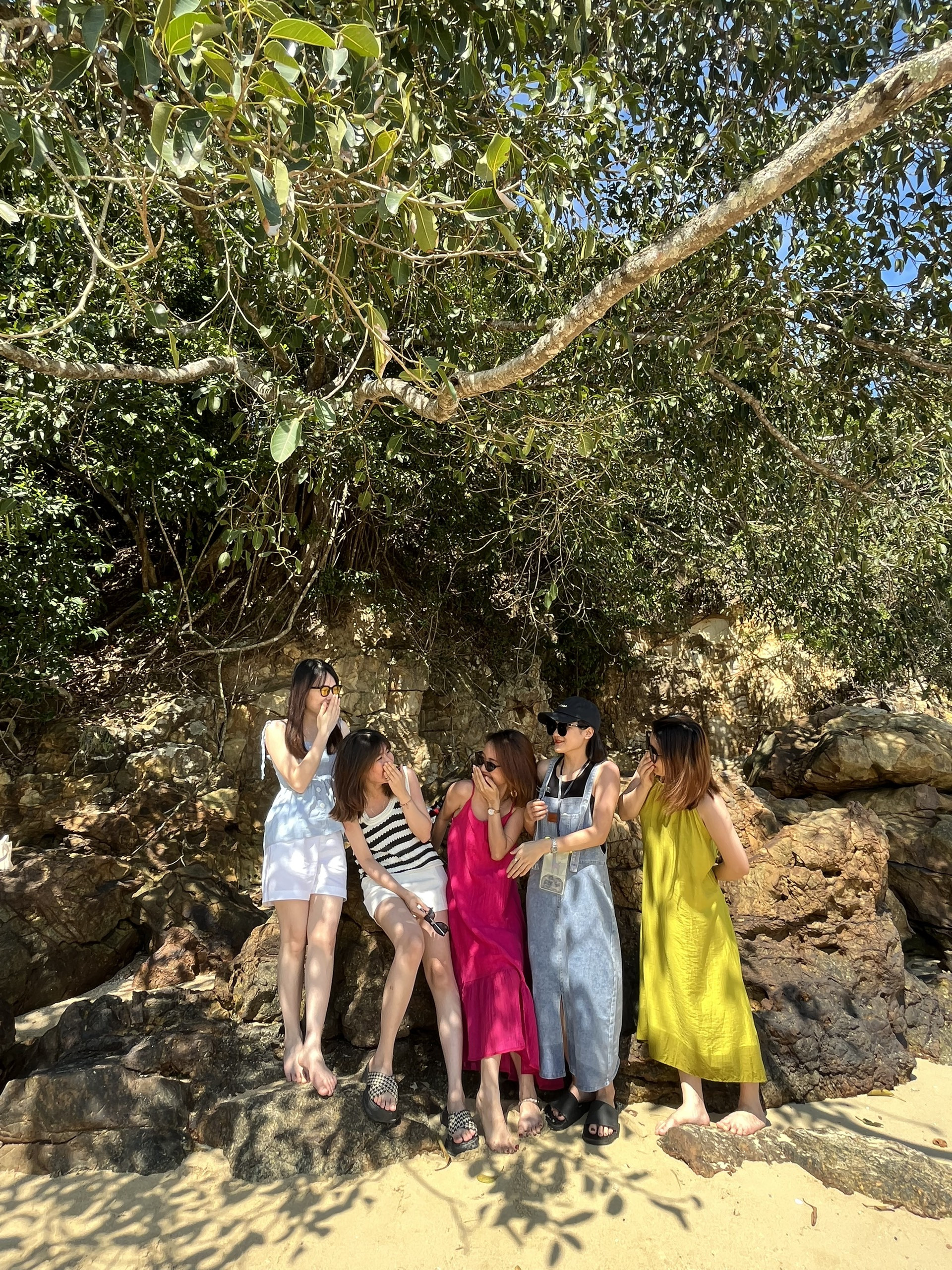 Thảo Dương và nhóm bạn cố gắng gạt bỏ vụ lừa đảo để tận hưởng ngày còn lại ở đảo (Ảnh: NVCC)