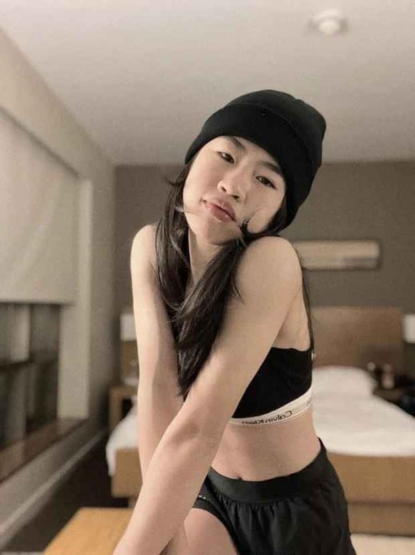 Chính bởi lợi thế này nên hot girl đội tuyển bóng đá nữ Việt Nam thường xuyên diện đồ hở để khoe khéo vòng 2 của mình.