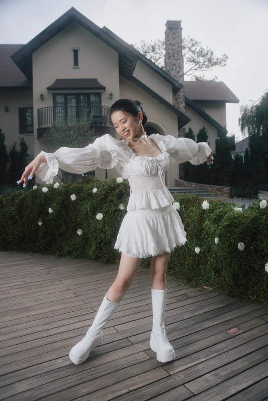 Ở vai trò mới, Linh Ka nhận được sự quan tâm của công chúng. Giọng ca của cô gây tranh cãi và còn được đặt lên bàn cân so sánh với Chi Pu.