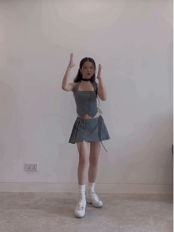 Với sản phẩm debut lần này, dân tình rất trông ngóng vào khả năng vũ đạo của Linh Ka. Tuy nhiên qua đoạn clip được chính Linh Ka đăng tải trên TikTok, cô tiếp tục nhận về nhiều tranh cãi về kỹ năng nhảy.