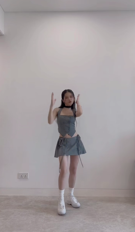 Nhiều người còn cho rằng phần vũ đạo được biên không phù hợp với ca khúc của Linh Ka, thiếu điểm nhấn và lệch nhạc.