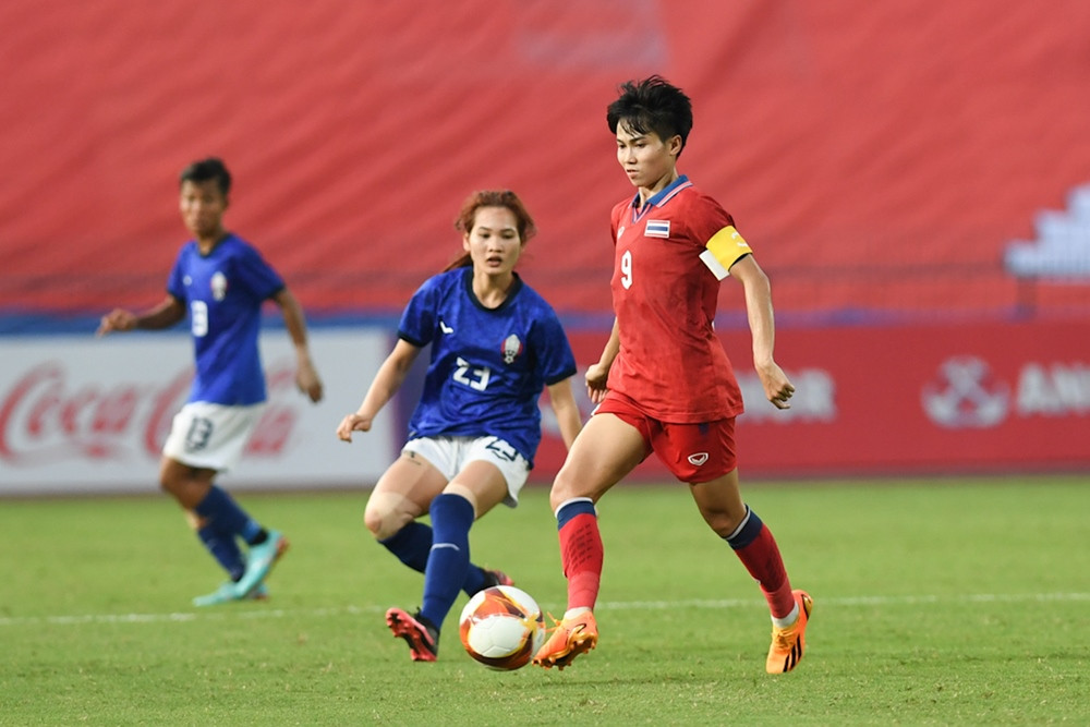 ĐT nữ Thái Lan (áo đỏ) dễ dàng đẹp nữ Lào 6-0