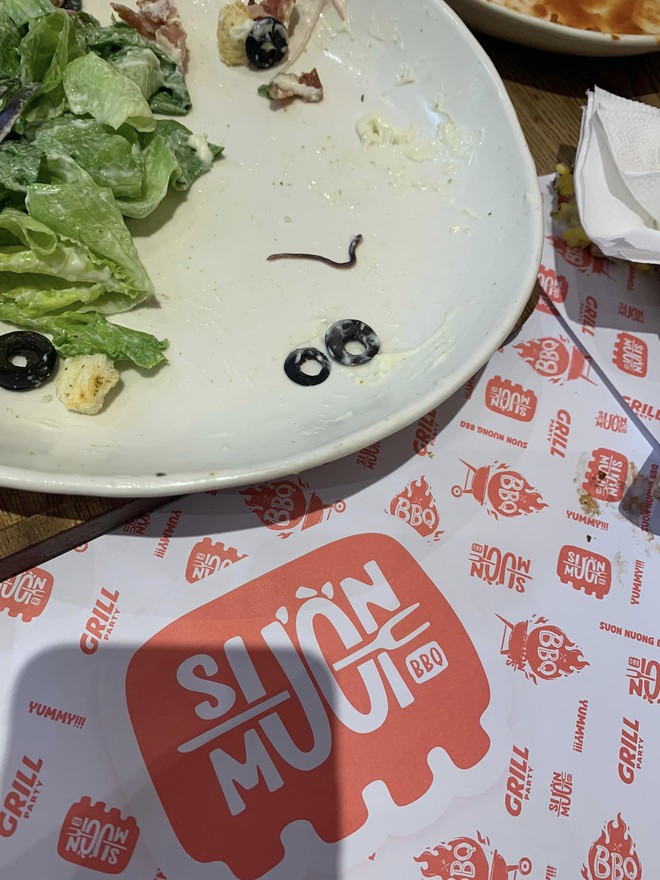 Chị N. kinh hãi phát hiện giun trong đĩa salad