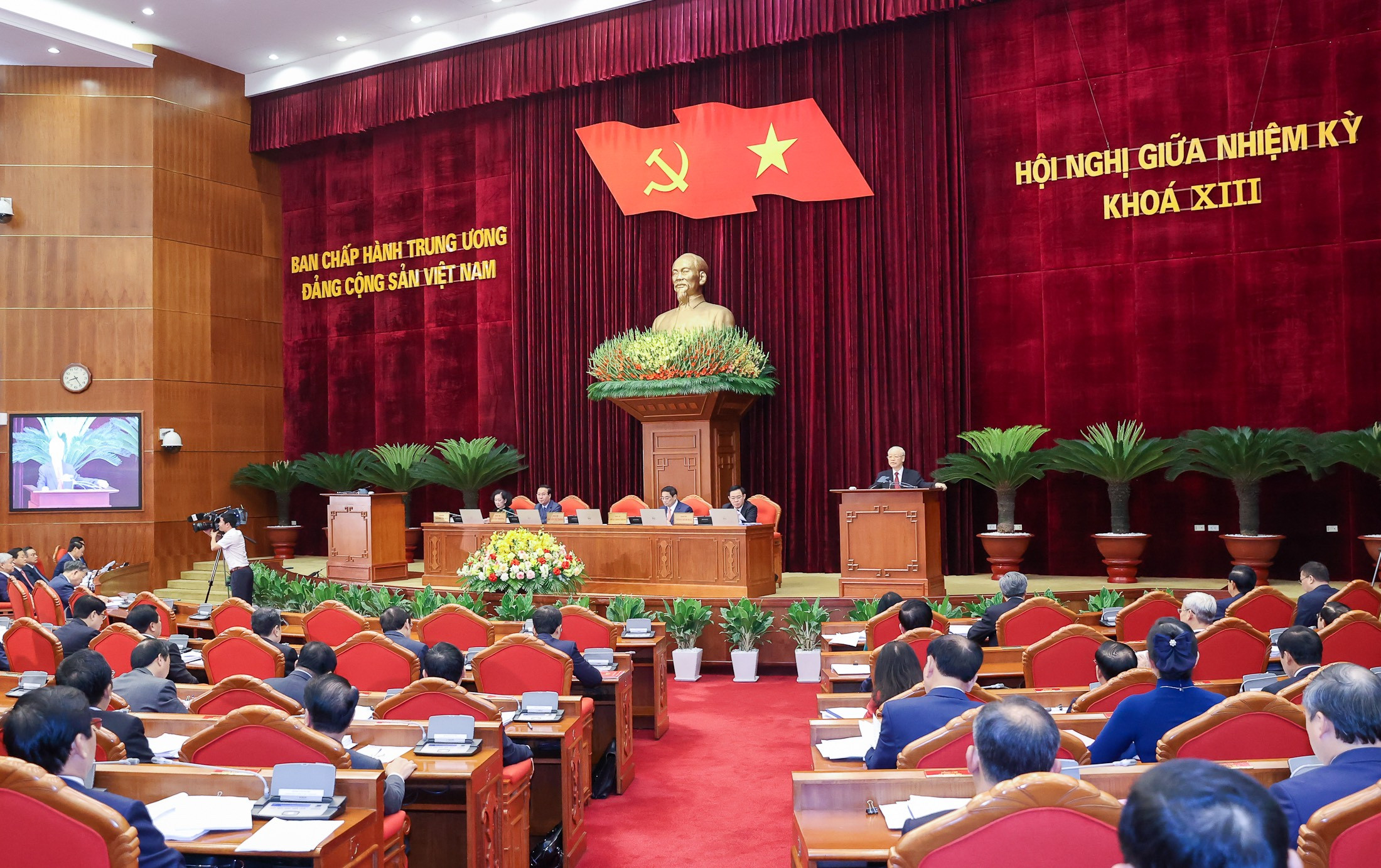 Hội nghị giữa nhiệm kỳ Ban Chấp hành Trung ương Đảng khóa XIII khai mạc sáng 15/5. Ảnh: Nhật Bắc