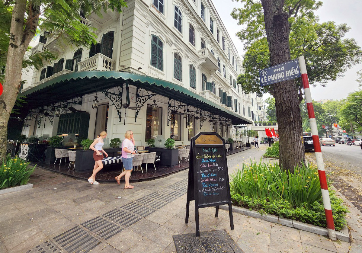 Một số tuyến phố ở quận Hoàn Kiếm có vỉa hè rộng được TP Hà Nội đồng ý cho thuê làm dịch vụ phục vụ du khách. (Ảnh: Quang Phong)
