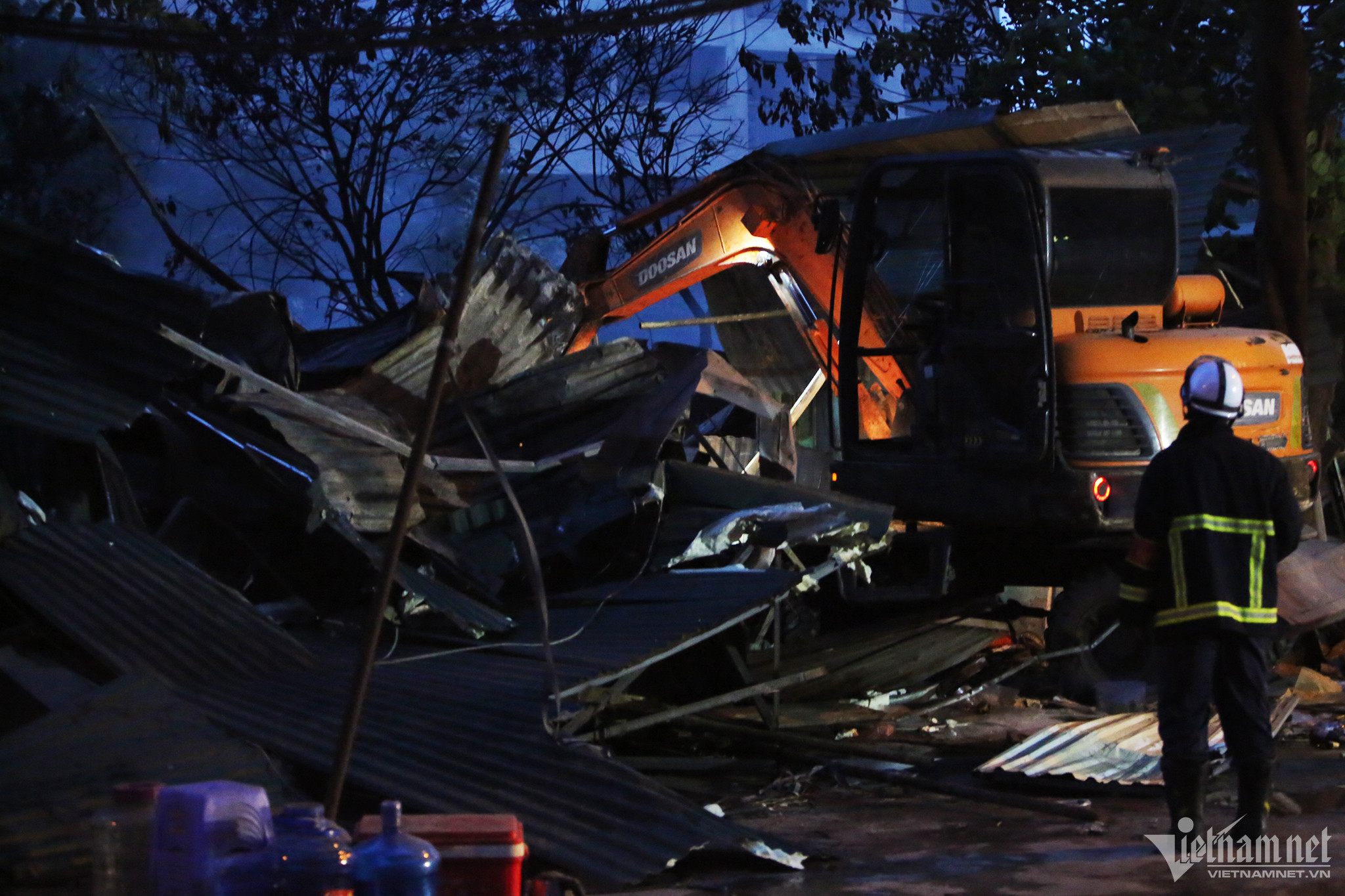 Lực lượng Cảnh sát PCCC đã huy động máy xúc đẩy đổ nhà tạm để dập lửa