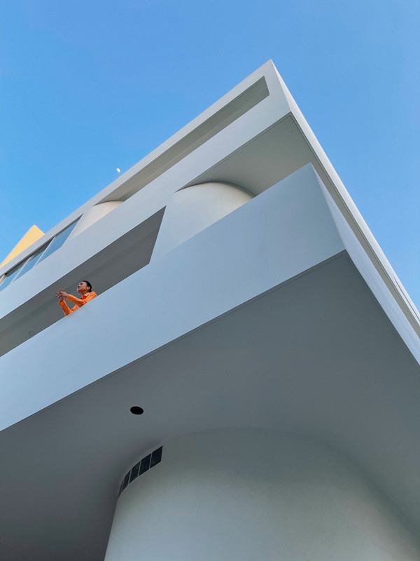 Cô trong ngôi biệt thự mới xây của mình.