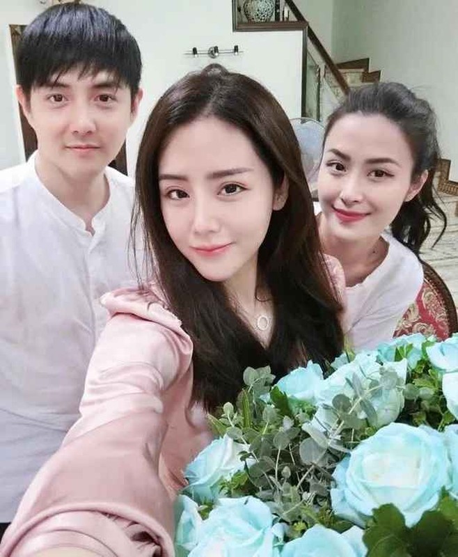 Dù không hoạt động trong làng giải trí như anh trai và chị dâu nhưng Ông Thoại Liên vẫn luôn nhận được sự quan tâm rất lớn từ công chúng.