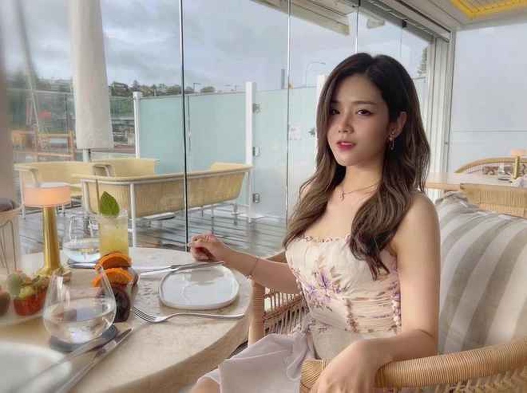 Lý do không phải chỉ vì xuất thân đặc biệt mà còn bởi nhan sắc xinh đẹp như hot girl cũng như cuộc sống sang chảnh của Ông Thoại Liên.