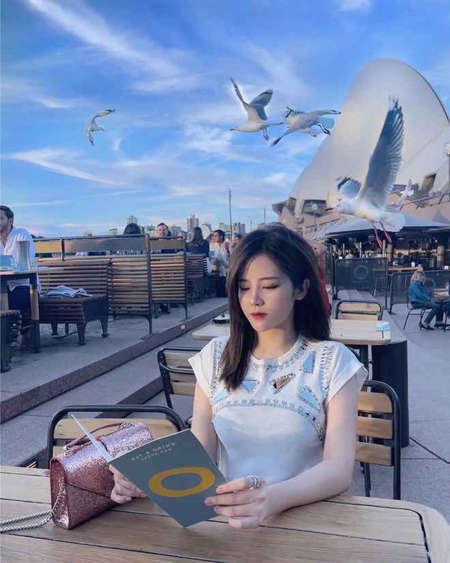 Tại đám cưới của Đông Nhi và Ông Cao Thắng năm 2019, Ông Thoại Liên được “đẩy thuyền” với Trịnh Thăng Bình sau khi chụp hình chung. Lúc đó cặp đôi được cư dân mạng khen đẹp đôi, có tướng phu thê và sẽ rất hợp nếu thành một cặp.