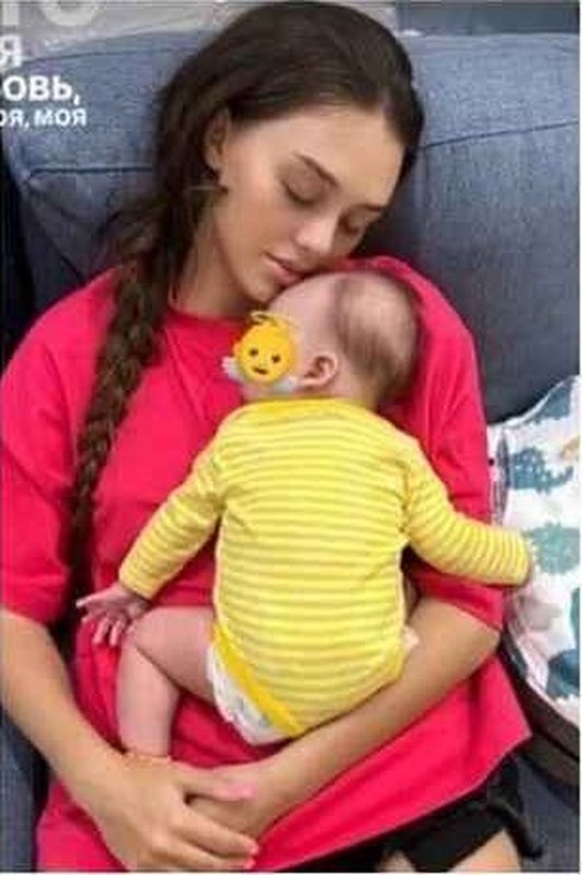 Nếu như trên sàn diễn cô lộng lẫy bao nhiêu thì lúc ở nhà, vợ Bùi Tiến Dũng lại đơn giản bấy nhiêu với mặt mộc, mái tóc tết đơn giản và ngủ gật.