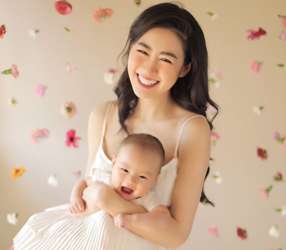 Bên cạnh khoảnh khắc thiêng liêng của một người mẹ, nhan sắc đơn giản cùng chiếc váy trắng tinh khôi mà người đẹp diện càng làm tôn lên vẻ đẹp trong sáng của cô.