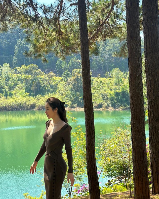 Dù làm mẹ nhưng Mai Vân Trang vẫn chăm chỉ chăm sóc bản thân, minh chứng là loạt khoảnh khắc khoe thân hình thon gọn, xinh đẹp của cô trên Facebook cá nhân.