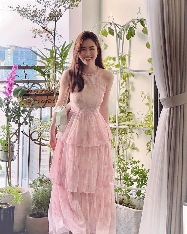 Đặc biệt, những khi xuất hiện tại các sự kiện bắng bóng con, nếu không nói thì nhìn vào phong cách nàng thơ ngọt ngào này, chẳng ai nghĩ Vân Trang đã trải qua 1 lần sinh nở.