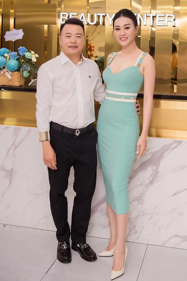 Về chuyện tình cảm, Phương Oanh công khai xác nhận chuyện hẹn hò với Shark Bình vào tháng 8/2022. Tuy nhiên, cặp đôi từng nhận về những phản đối và chỉ trích từ khán giả. Cả hai liên tục bị bắt gặp những khoảnh khắc tình cảm khi đi du lịch và tại những nơi đông người.