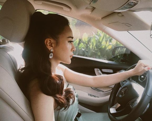 Không chỉ sở hữu căn hộ bạc tỷ, Phương Oanh còn tậu cho mình xế hộp sang trọng. Nữ diễn viên thường xuyên tự lái xế hộp đi quay phim hoặc dự sự kiện. Được biết, giá xe khoảng hơn 3 tỷ đồng.