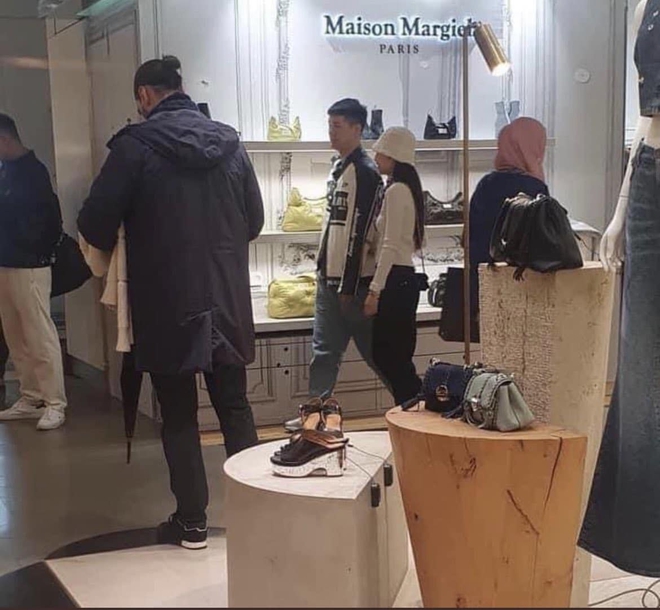 Trang phục của Jennie và V trong ảnh đi bên quản lý trùng khớp với clip họ đi bộ cùng nhau. Theo Sport Seoul, có thể xác nhận rằng 2 ngôi sao chính là cặp đôi trong clip