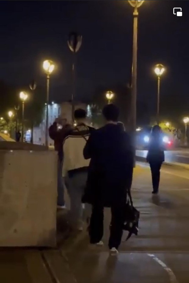 Hình ảnh 2 quản lý của V và Jennie đi theo sau cặp đôi