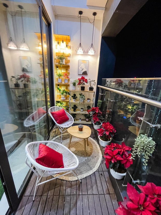 Khu vực ban công tuy hơi nhỏ nhưng cũng đủ không gian để kê một bàn trà nhỏ và hai chiếc ghế ngồi ngắm không gian bên ngoài. Đặc biệt, nữ diễn viên bài trí khá nhiều chậu cây cảnh nhỏ xung quanh ban công cùng đèn và tranh vẽ.