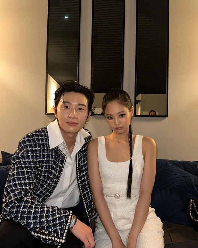 Chưa hết, Jennie và Park Seo Joon còn gặp gỡ riêng trong phòng chờ. Công chúng tin rằng 2 ngôi sao trở nên thân thiết thông qua V