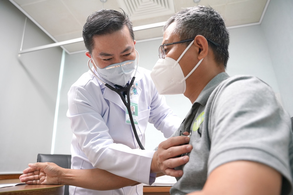 Tiến sĩ, bác sĩ Trần Hòa thăm khám cho người bệnh. Ảnh: BVCC.