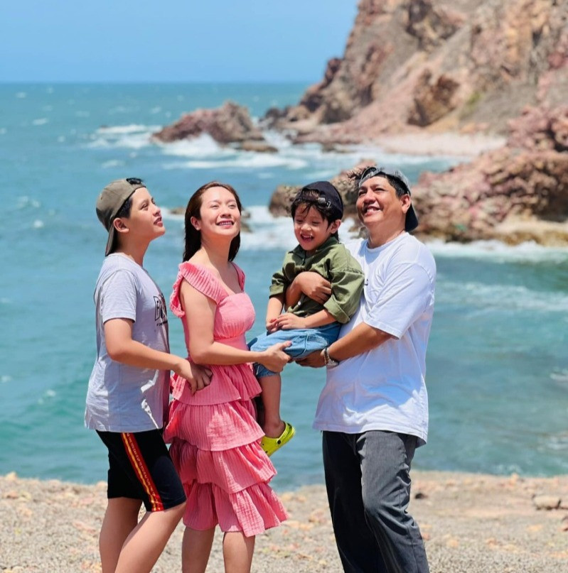 Đức Thịnh tâm sự hai con trai là cầu nối giúp cặp đôi gắn kết, thấu hiểu, cảm thông và hướng về gia đình. Đức Thịnh - Thanh Thúy tiết lộ từng có giai đoạn rạn nứt tình cảm nhưng hàn gắn thành công nhờ tình yêu thương.