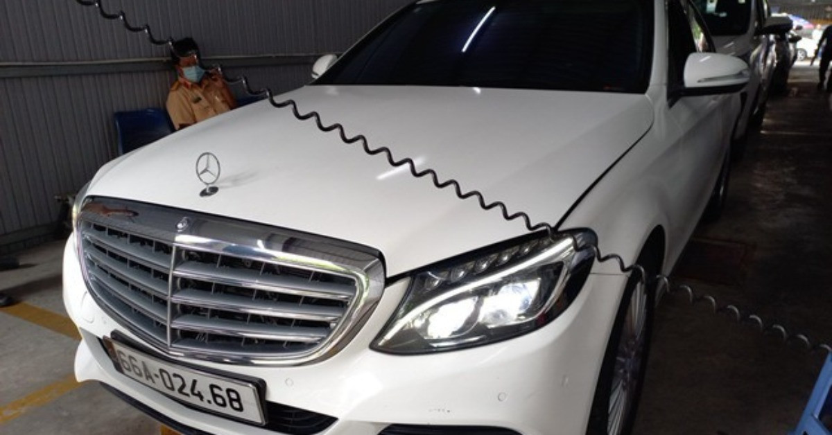 Xe Mercedes-Benz C250 Exclusive bị đánh rớt đăng kiểm tại Trung tâm 50-05V chi nhánh Hồng Hà chiều 17/5 vừa qua. Ảnh :TB