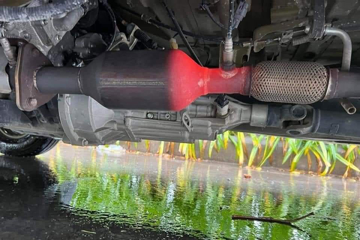 Bầu lọc khí thải trên xe ô tô đỏ rực như bị nung trong lò. (Ảnh: OFFB)